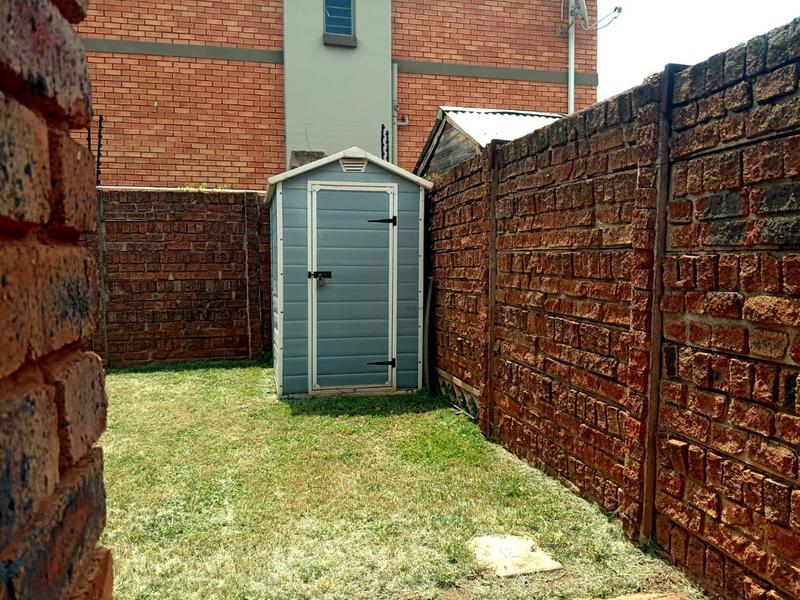 2 Bedroom Property for Sale in Andeon Gauteng