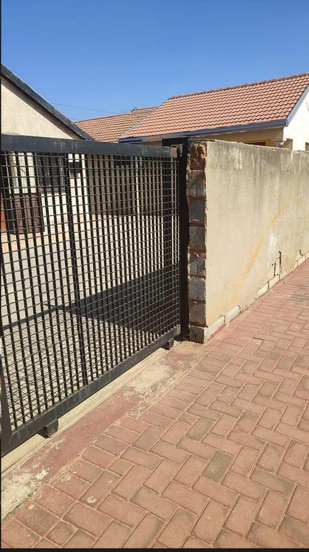 2 Bedroom Property for Sale in Protea Glen Gauteng