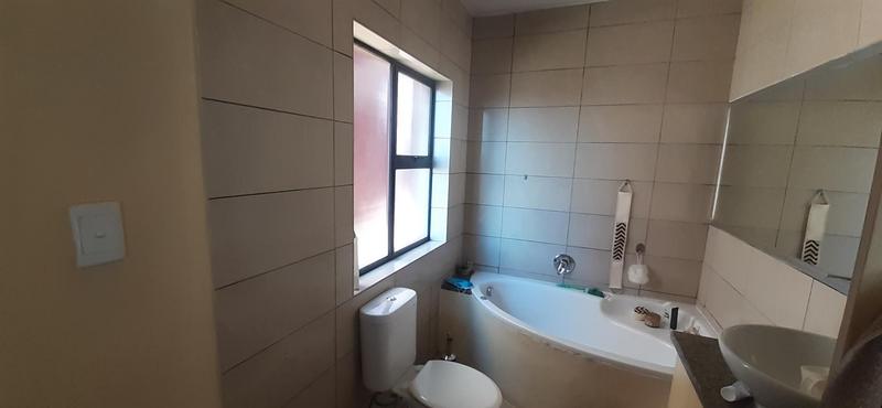 2 Bedroom Property for Sale in Rooihuiskraal North Gauteng