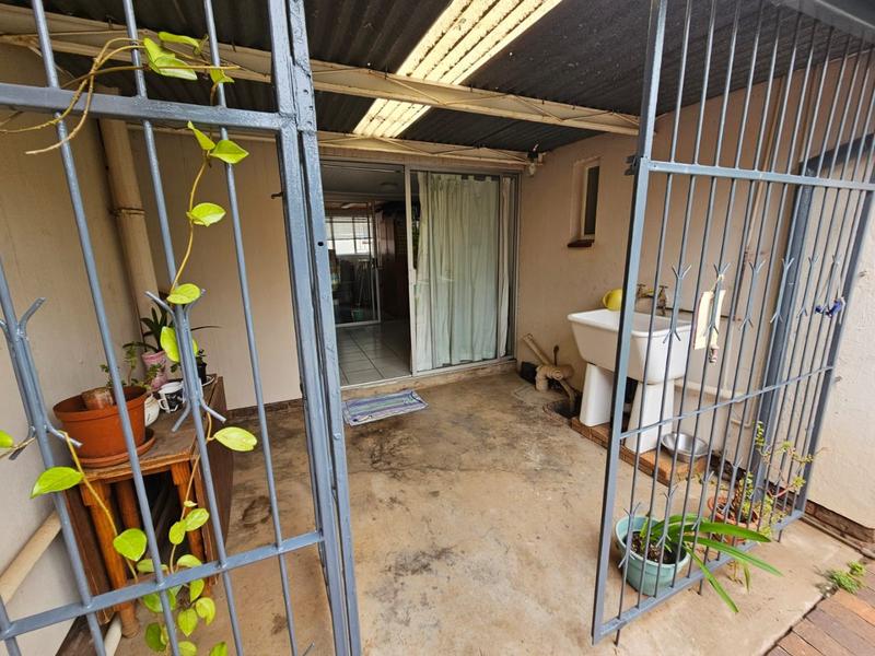 5 Bedroom Property for Sale in Magalieskruin Gauteng