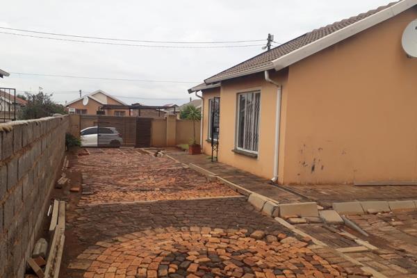 2 Bedroom Property for Sale in Protea Glen Gauteng