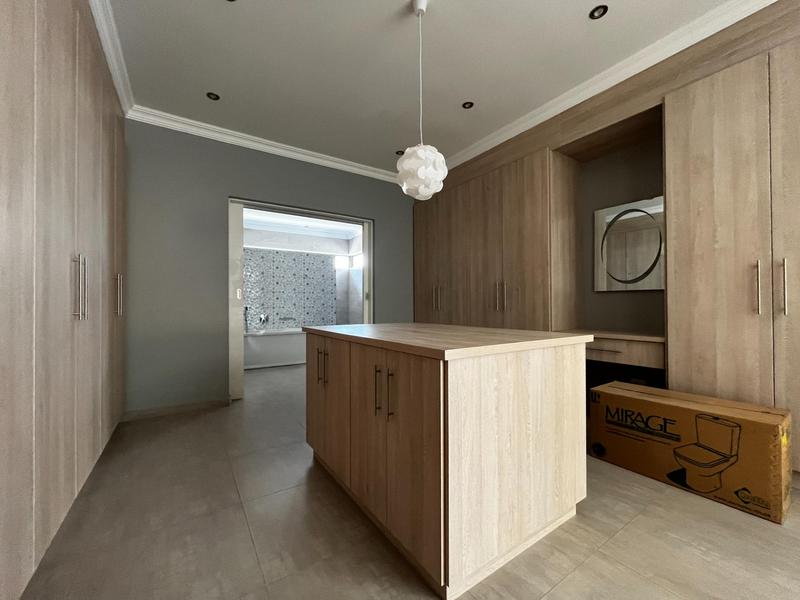 To Let 5 Bedroom Property for Rent in Waterkloof Ridge Gauteng