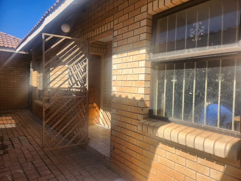 To Let 1 Bedroom Property for Rent in Mondeor Gauteng