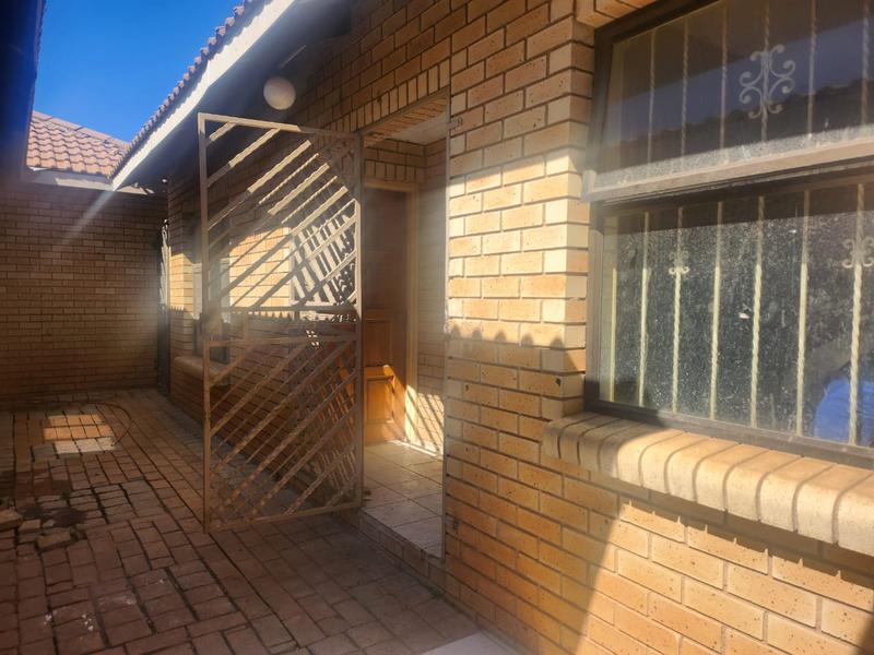 To Let 1 Bedroom Property for Rent in Mondeor Gauteng