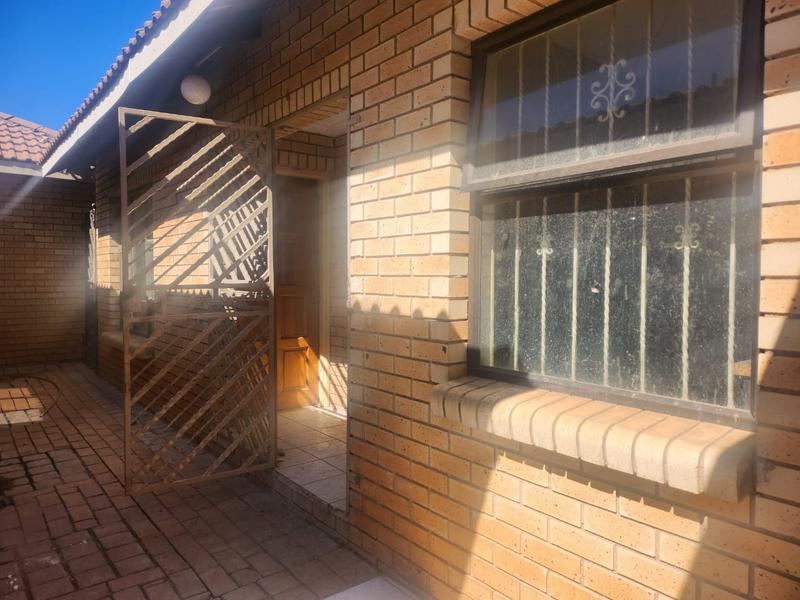 To Let 1 Bedroom Property for Rent in Mondeor Gauteng