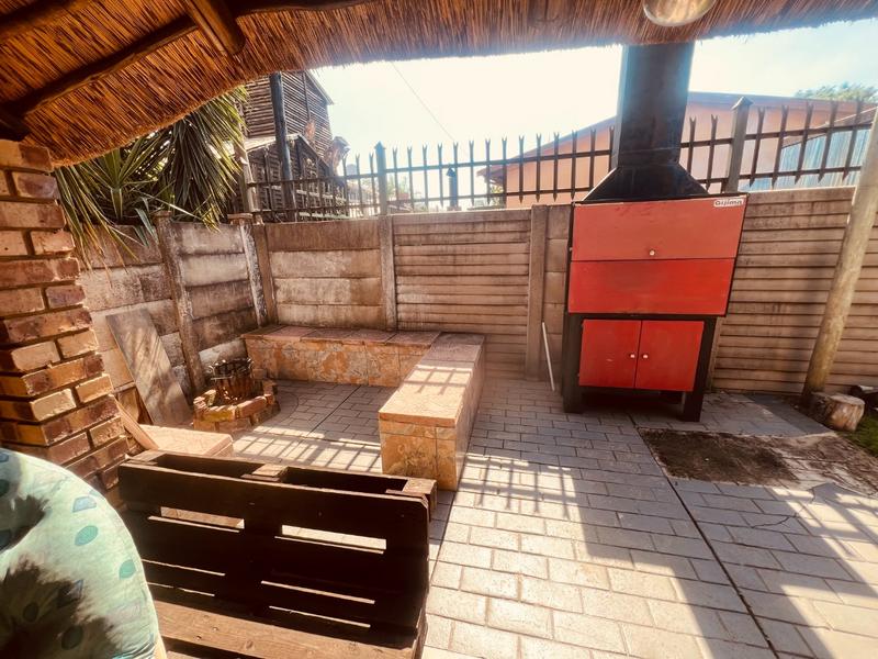 4 Bedroom Property for Sale in Jan Niemand Park Gauteng