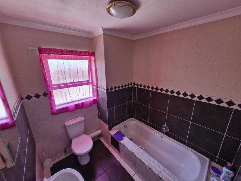 2 Bedroom Property for Sale in Gosforth Park Gauteng