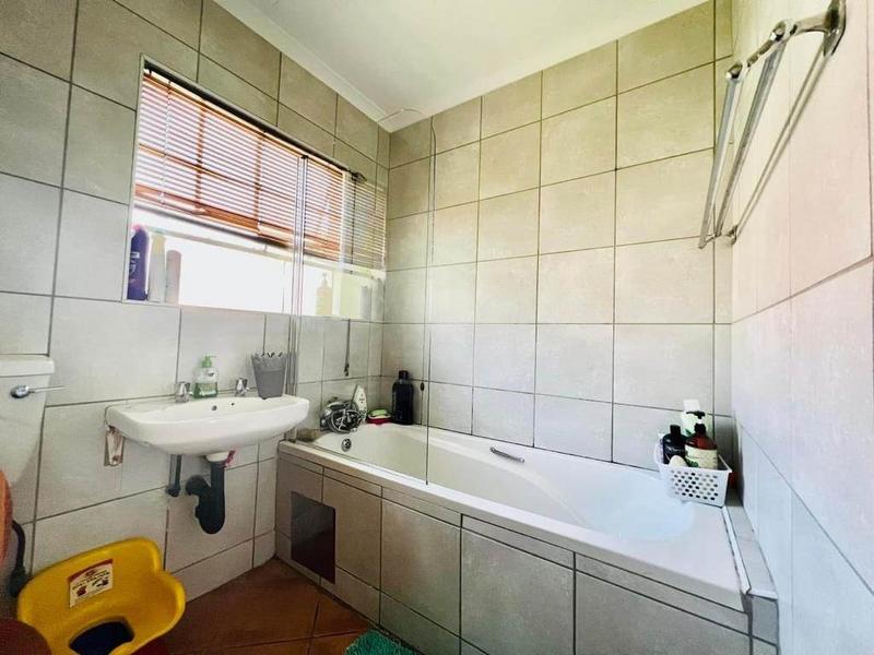 2 Bedroom Property for Sale in Die Hoewes Gauteng