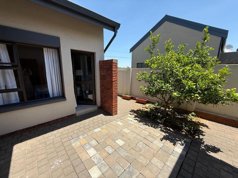 To Let 4 Bedroom Property for Rent in Midstream Hill Gauteng