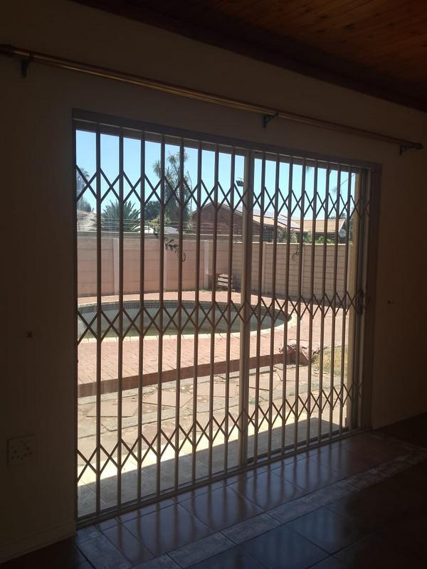 To Let 4 Bedroom Property for Rent in Petersfield Gauteng