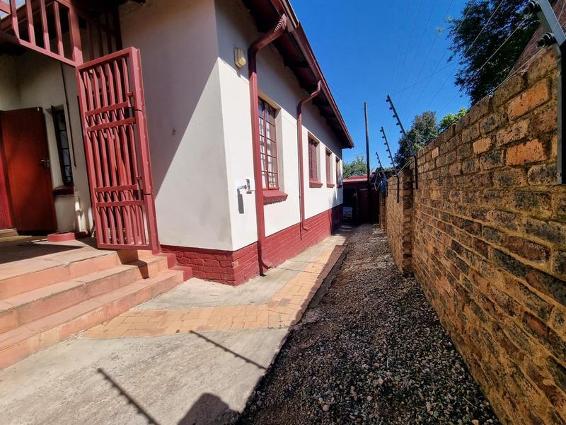 6 Bedroom Property for Sale in Nieuw Muckleneuk Gauteng