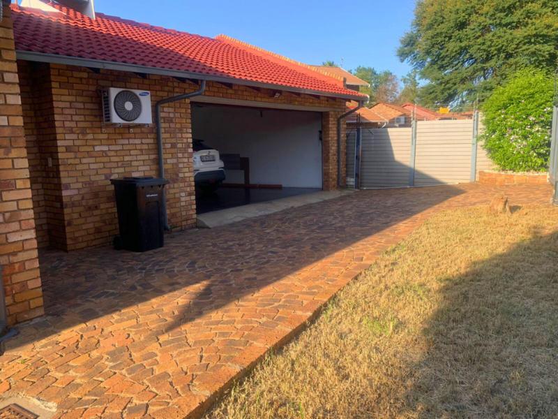 To Let 2 Bedroom Property for Rent in Glen Marais Gauteng