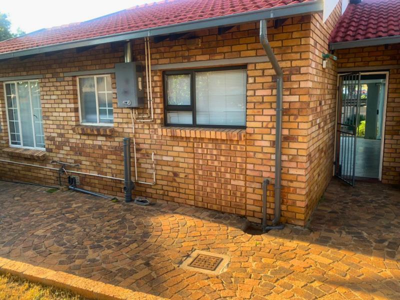 To Let 2 Bedroom Property for Rent in Glen Marais Gauteng