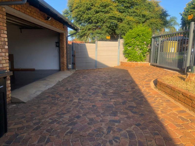 To Let 2 Bedroom Property for Rent in Glen Marais Gauteng