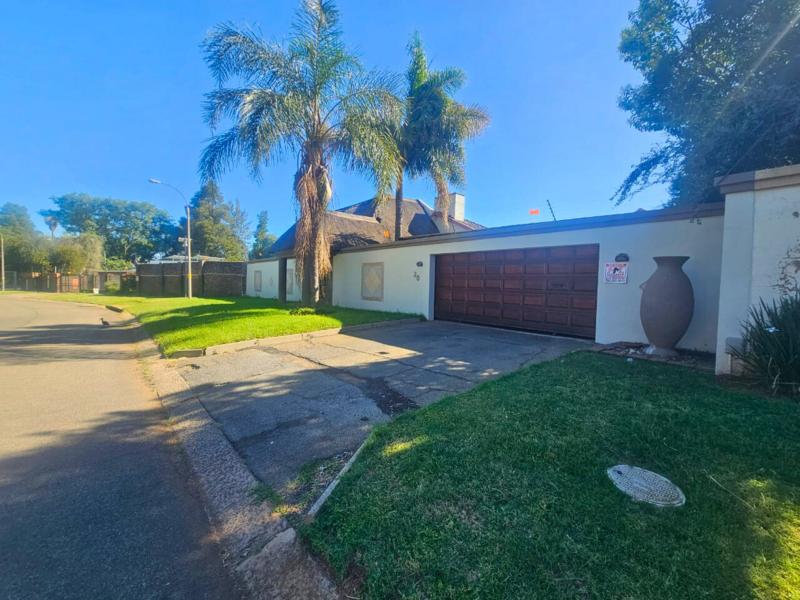 5 Bedroom Property for Sale in Glen Marais Gauteng