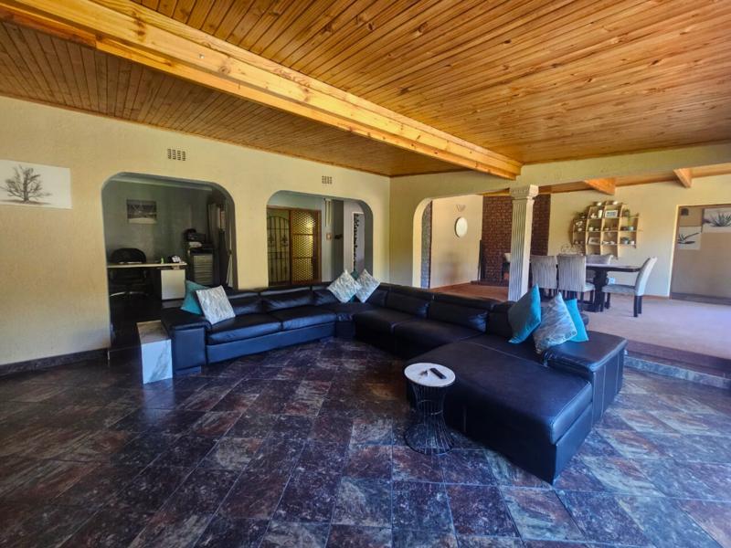 5 Bedroom Property for Sale in Glen Marais Gauteng