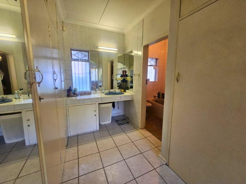 5 Bedroom Property for Sale in Glen Marais Gauteng