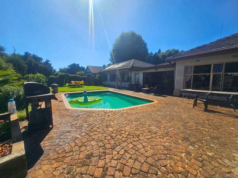 5 Bedroom Property for Sale in Glen Marais Gauteng