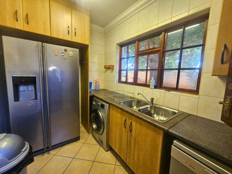 5 Bedroom Property for Sale in Glen Marais Gauteng