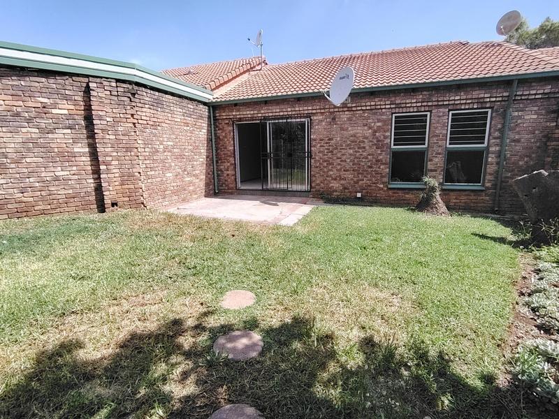 To Let 2 Bedroom Property for Rent in Die Hoewes Gauteng