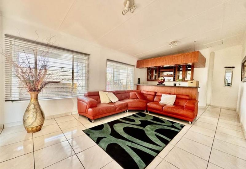 6 Bedroom Property for Sale in Glenvista Gauteng