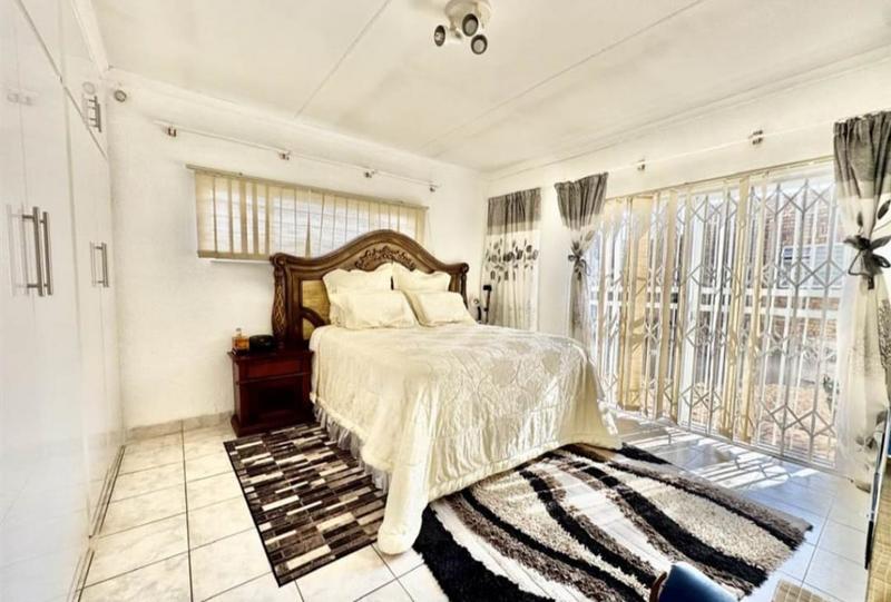 6 Bedroom Property for Sale in Glenvista Gauteng