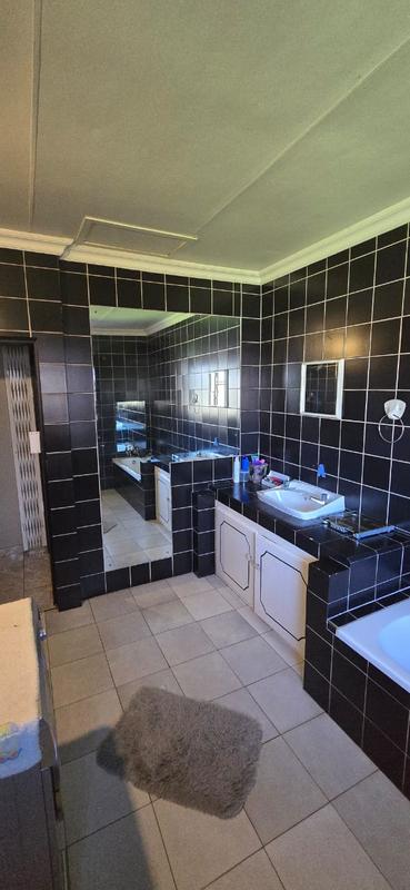 5 Bedroom Property for Sale in Duncanville Gauteng