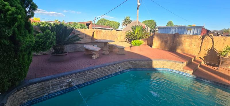 5 Bedroom Property for Sale in Duncanville Gauteng