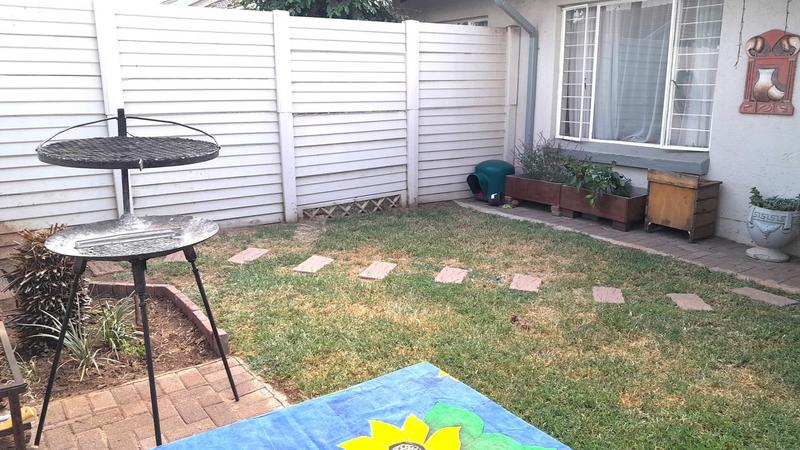 2 Bedroom Property for Sale in Rooihuiskraal North Gauteng