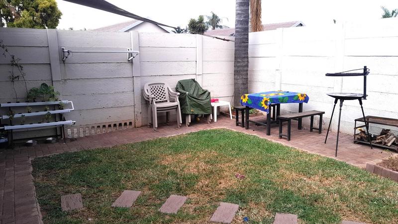 2 Bedroom Property for Sale in Rooihuiskraal North Gauteng