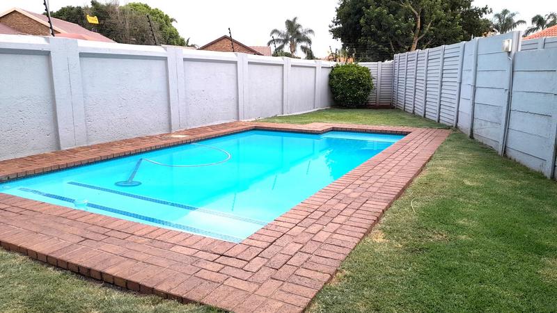 2 Bedroom Property for Sale in Rooihuiskraal North Gauteng