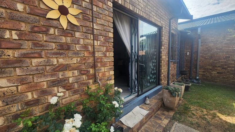 6 Bedroom Property for Sale in The Reeds Gauteng