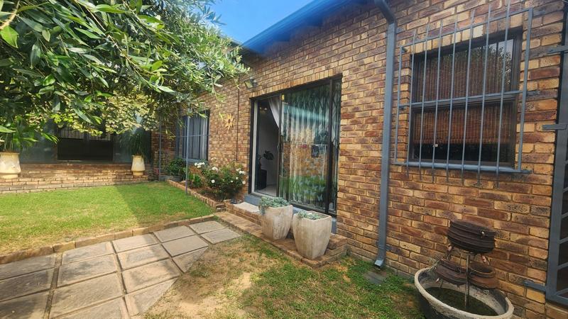 6 Bedroom Property for Sale in The Reeds Gauteng