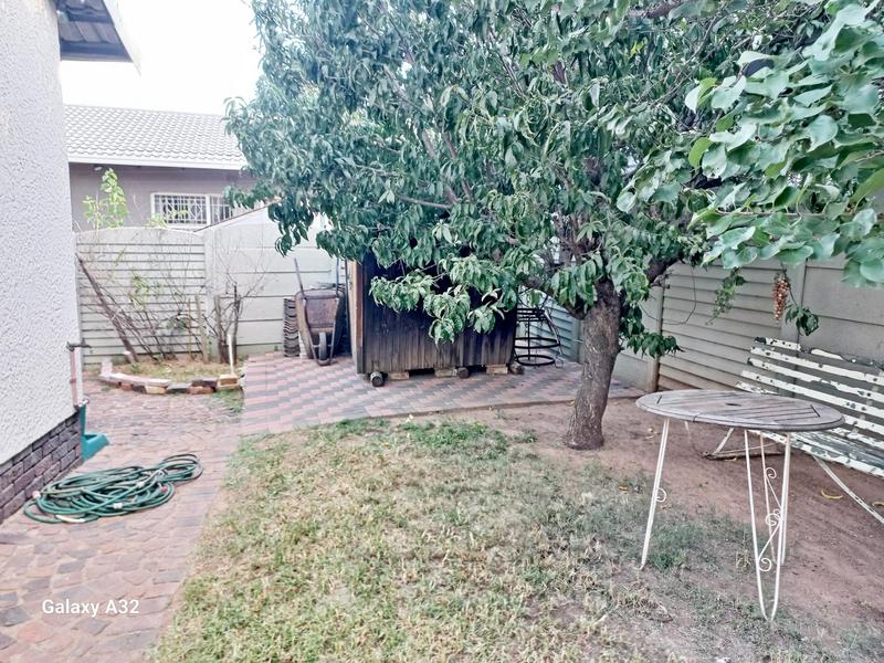 4 Bedroom Property for Sale in Glen Marais Gauteng