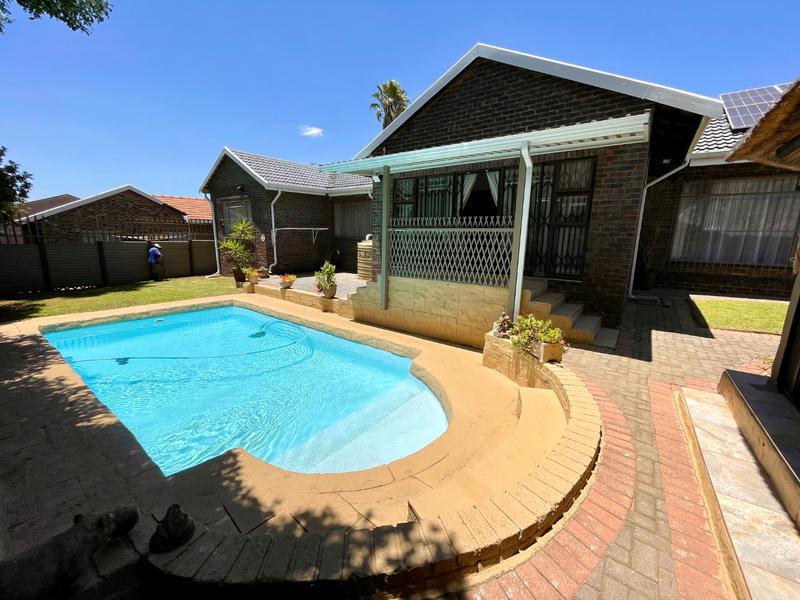 5 Bedroom Property for Sale in Rant En Dal Gauteng