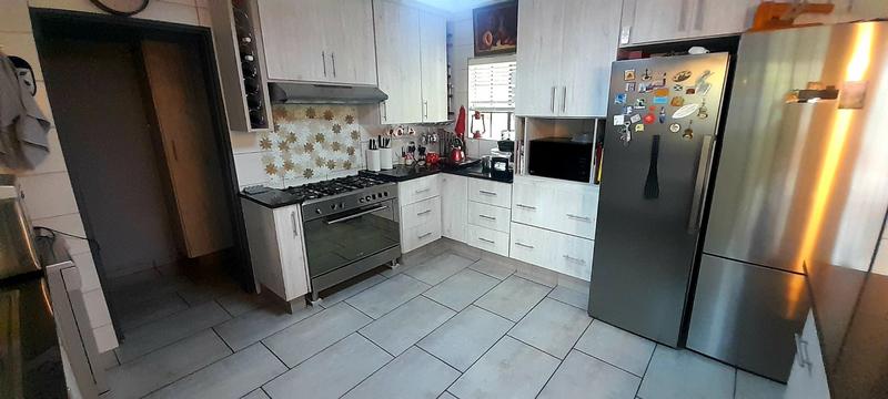 5 Bedroom Property for Sale in Florauna Gauteng