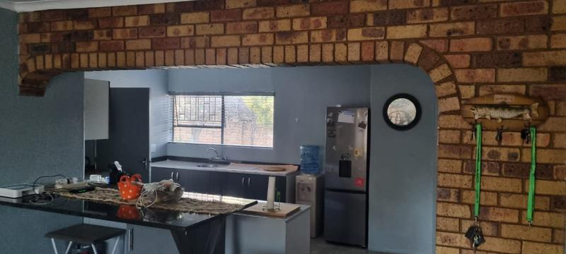 4 Bedroom Property for Sale in Sonneveld Gauteng