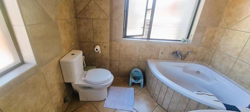 4 Bedroom Property for Sale in Amberfield Gauteng