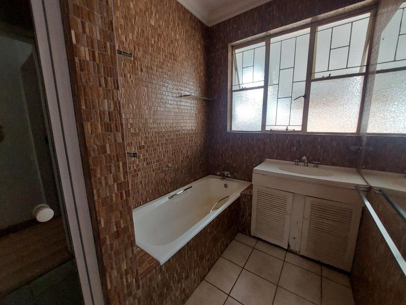 5 Bedroom Property for Sale in Waverley Gauteng