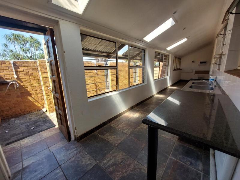 5 Bedroom Property for Sale in Waverley Gauteng