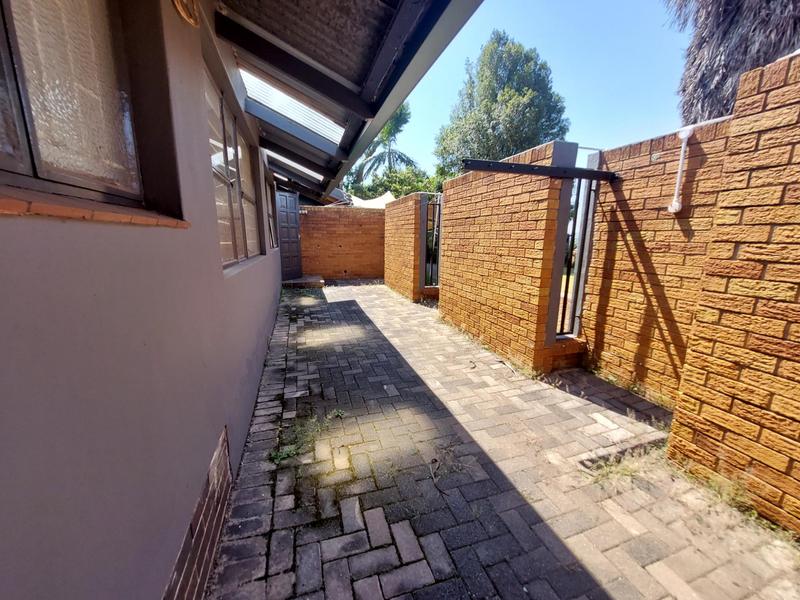 5 Bedroom Property for Sale in Waverley Gauteng