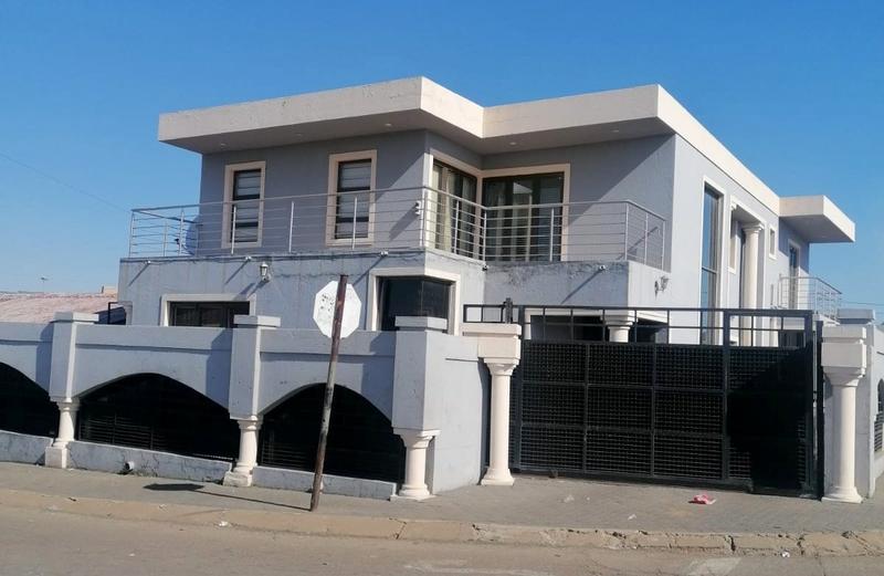 To Let 4 Bedroom Property for Rent in Dhlamini Gauteng