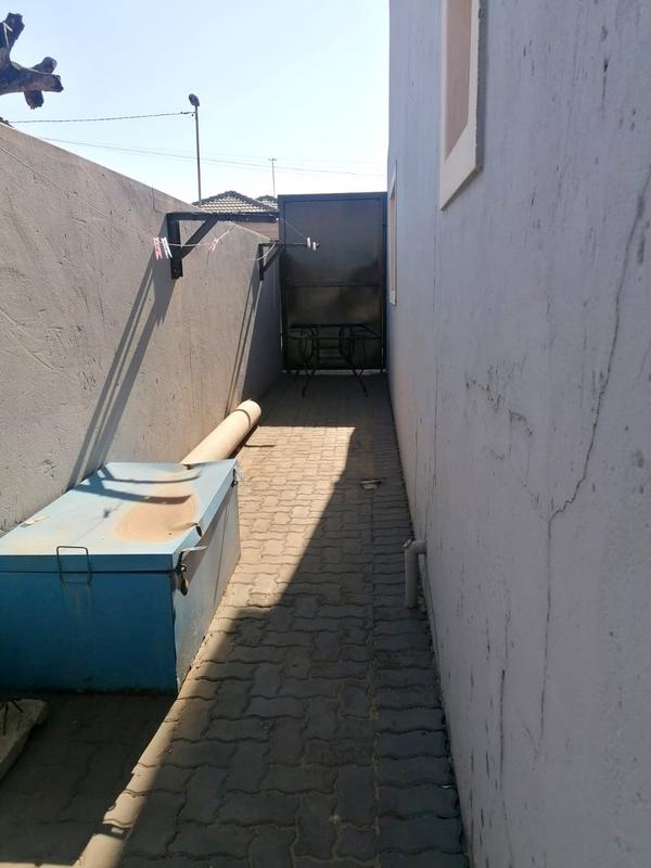 To Let 4 Bedroom Property for Rent in Dhlamini Gauteng