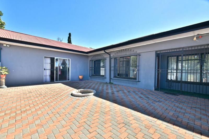 8 Bedroom Property for Sale in Oakdene Gauteng