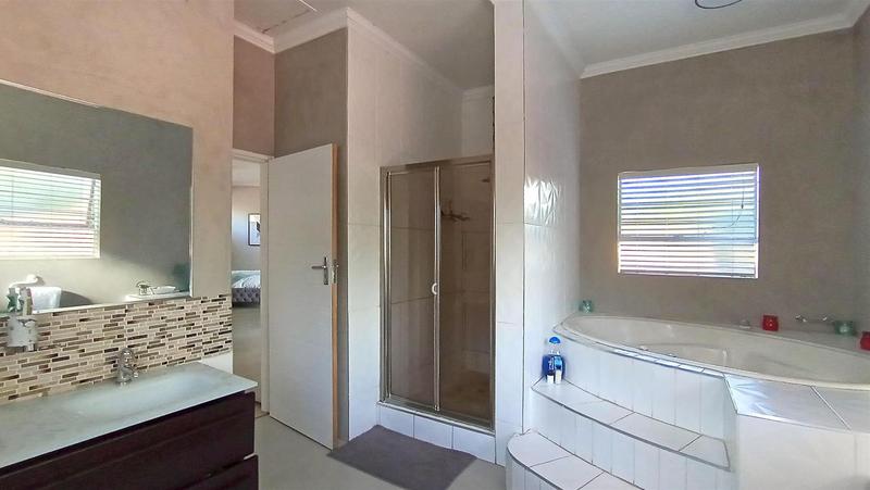 4 Bedroom Property for Sale in Eldoraigne Gauteng