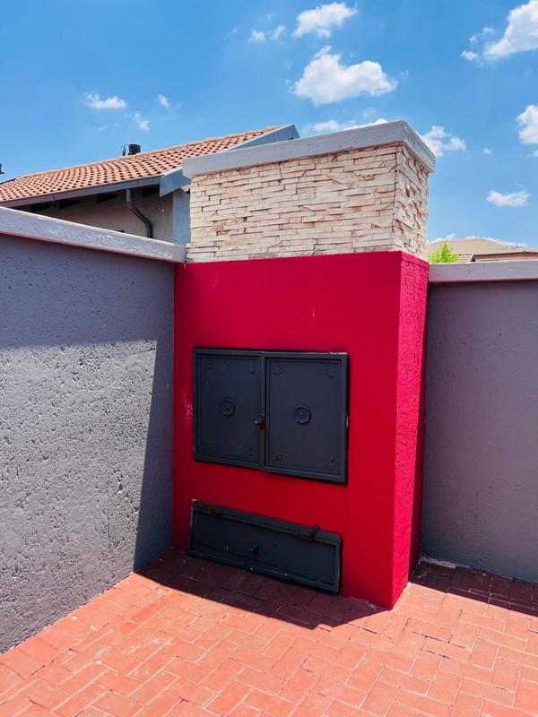 4 Bedroom Property for Sale in Clayville Gauteng