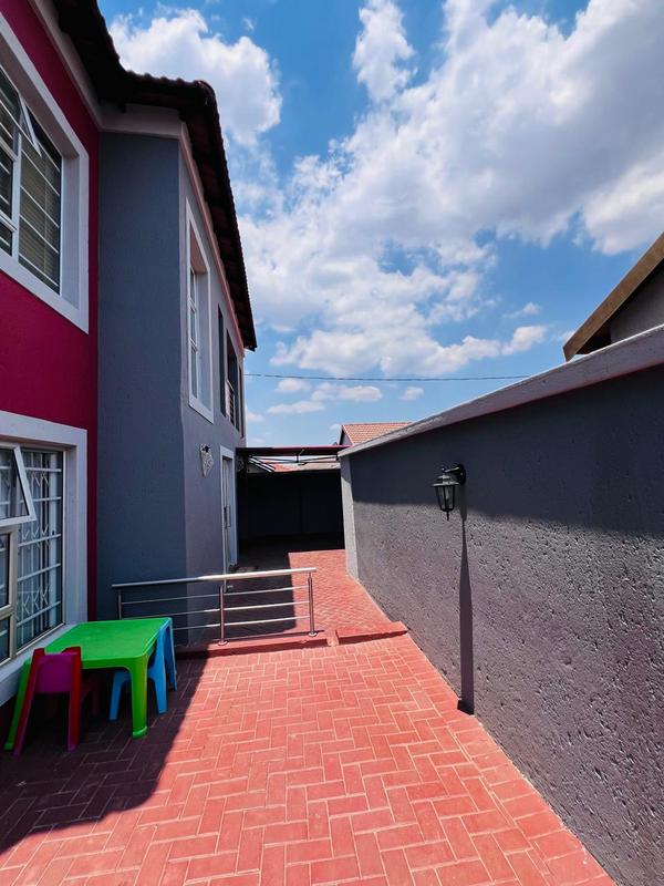 4 Bedroom Property for Sale in Clayville Gauteng