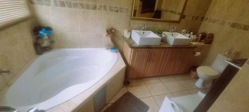 4 Bedroom Property for Sale in Amberfield Gauteng