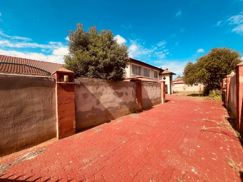 6 Bedroom Property for Sale in Theresa Park Gauteng