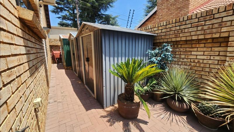 4 Bedroom Property for Sale in New Redruth Gauteng